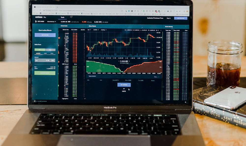 What is an investment banker? How do I become one?