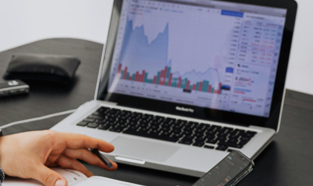What Does an Investment Banker Analyst Do, and Is It Right for You?