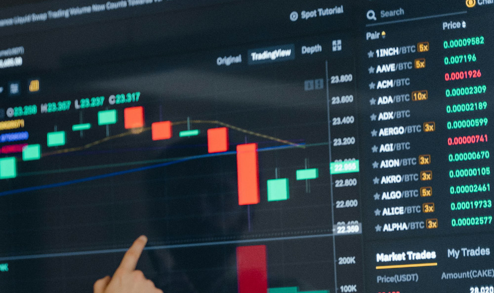 What investments does Dave Ramsey recommend, and why?